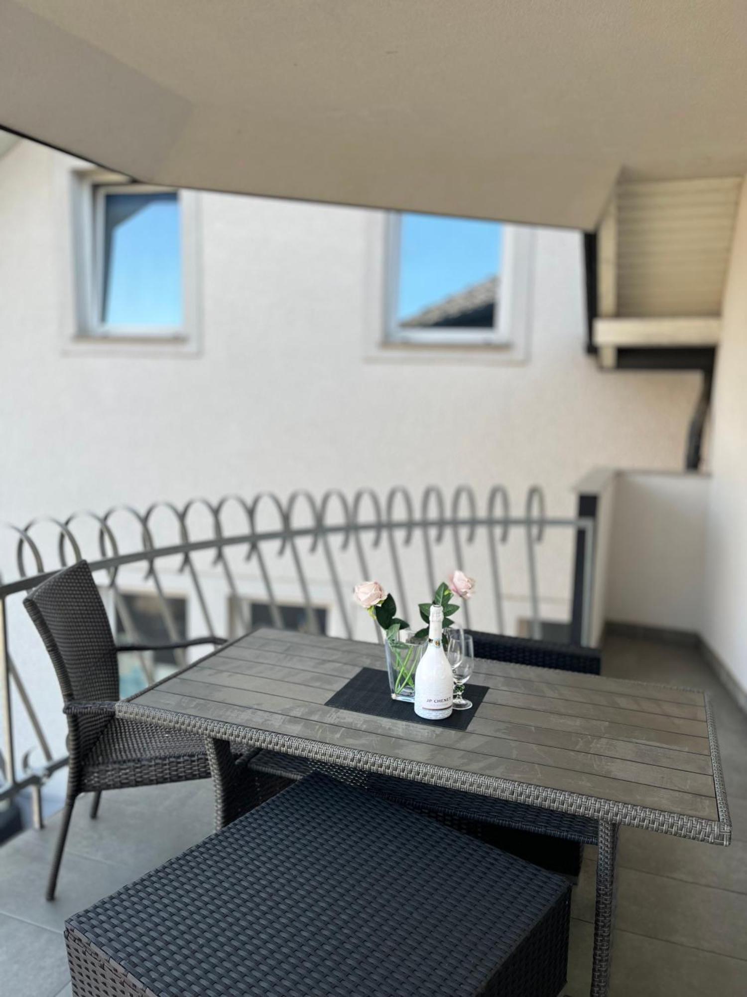 Linden Tree Apartment *